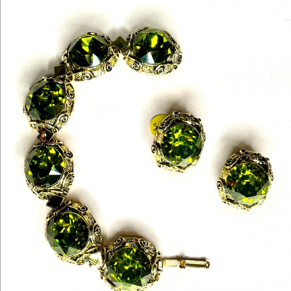 Vintage set, very elegant in gold and beautiful green color stone